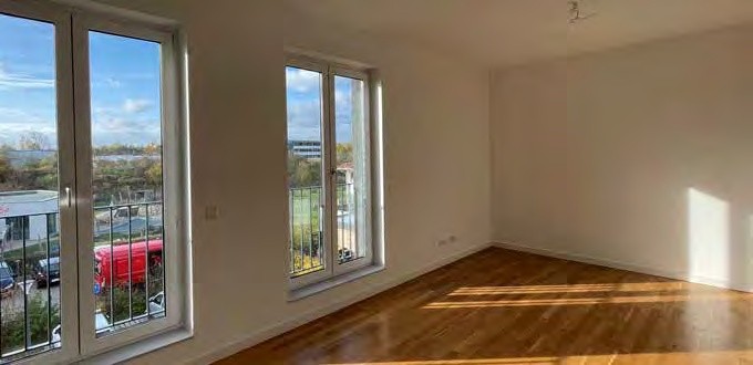 Lichtdurchflutetes Wohnzimmer mit Ausblick